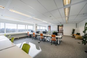 Modern en licht kantoorinterieur aan de Johan Huizingalaan met flexplekken en uitzicht op de stad.